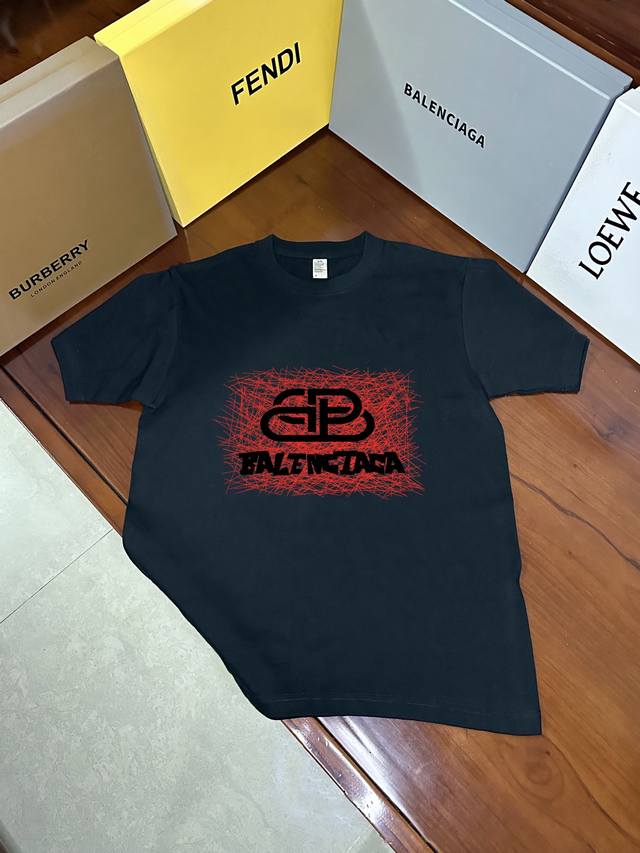 Balenciag*巴黎25Ss新款短袖T恤 面料采用高克重布料 不缩水 不变形 手感柔软 上身阔挺效果极佳 且舒适柔软质感十足 不挑人百搭款力推款哦男女同款