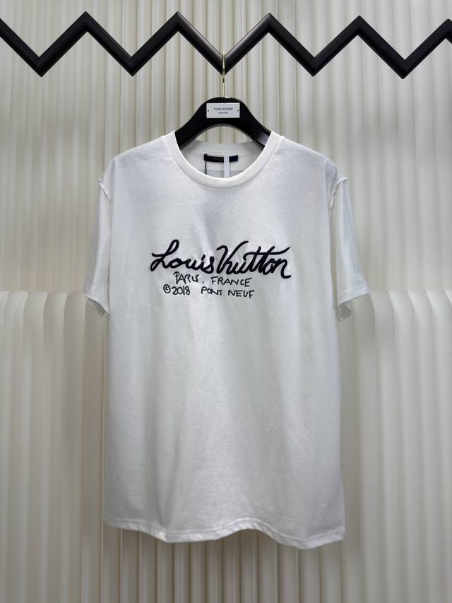 路易威登Lv 特色印花刺绣短袖 正品开版-实体柜台-顶奢品质 秒杀市面一切版本 采用16支双股精疏麻棉面料，290克，胶桨印花 +进口机刺绣。合身版型 尺码：S
