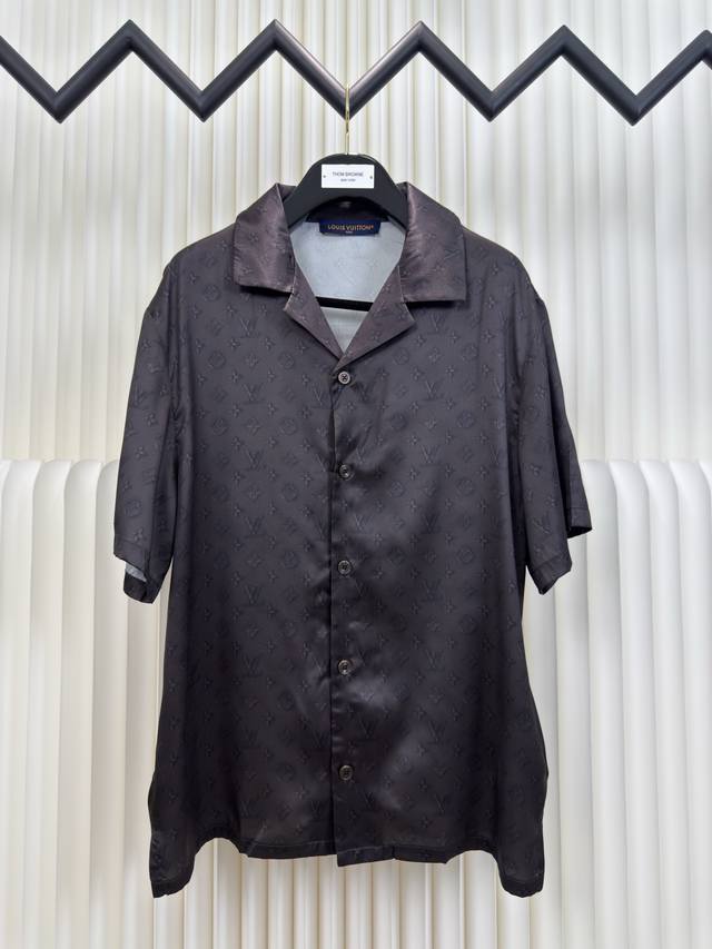 路易威登Lv 满印纽扣短袖衬衫 正品开版-实体柜台-顶奢品质 秒杀市面一切版本 定制60支桑蚕丝混纺满印面料，75D衬布，布匹直喷，手工包缝 尺码：S M L