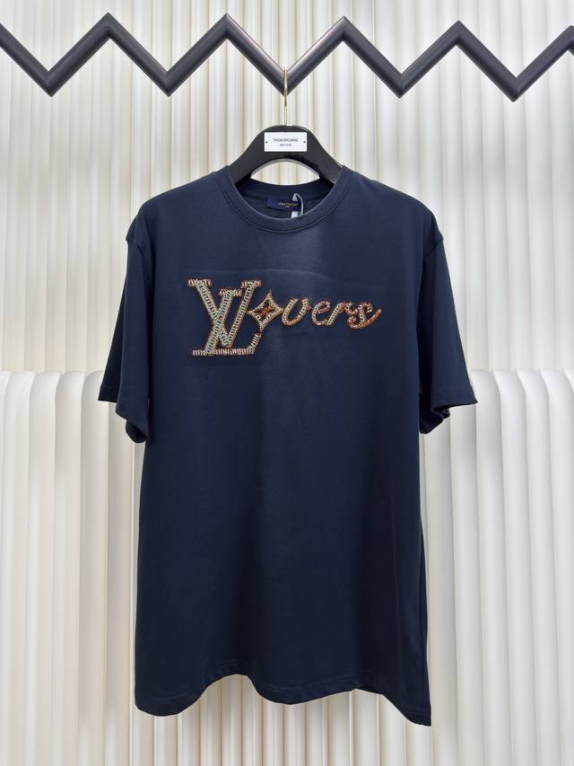 路易威登Lv字母短袖T恤 正品开版-实体柜台-顶奢品质 秒杀市面一切版本 正品12200购入，32支精疏棉双纱面料，1*1索拉纳罗纹，绣珠绣片 ，面料酵洗，定制