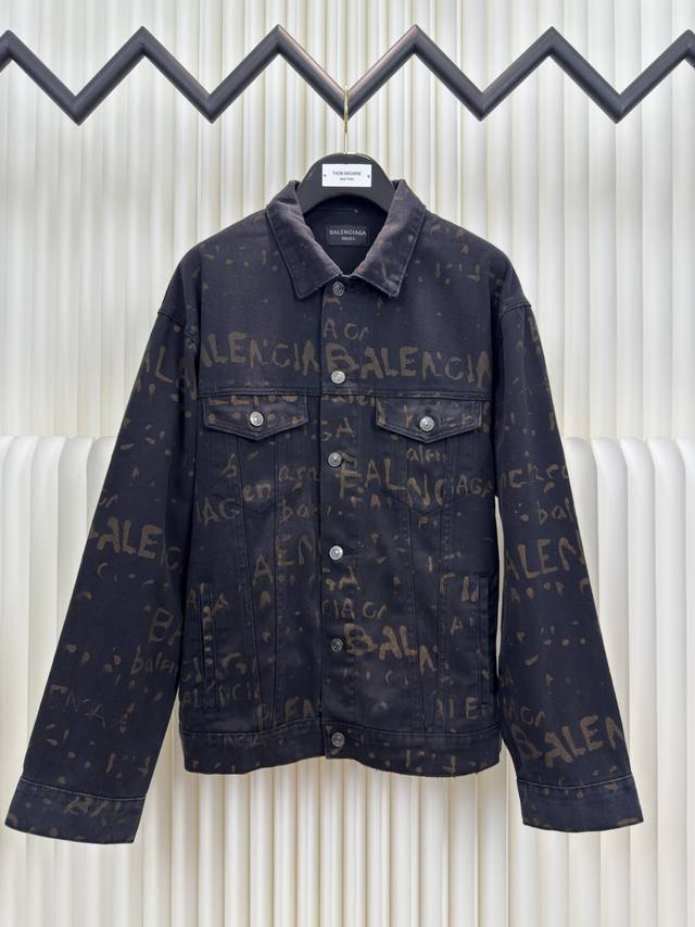巴黎世家Balenciaga 水洗满印牛仔外套 定制7*7双韵交辉织锦，饰以满印Bleachy Allover标识点缀，牛仔循环胶浆印花，优先定制原版1:1布匹