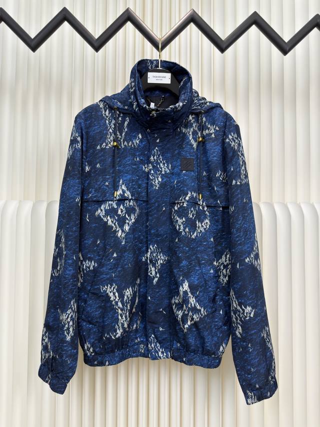 路易威登Lv 印花防风夹克 正品开版-实体柜台-顶奢品质 秒杀市面一切版本 采用高密度棉质府绸，内里采用锦缎府里布，布匹直喷，定位裁床。定制1:1章仔 链条。