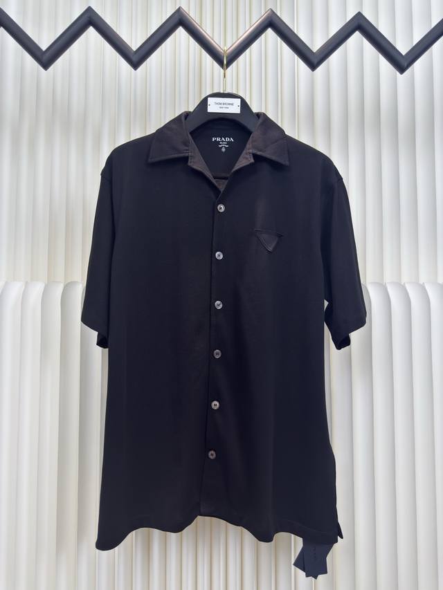 普拉达Prada 宽松版纽扣短袖衬衫 正品开版-实体柜台-顶奢品质 秒杀市面一切版本 采用40支珠地双股面料，激光烧花+胶浆印花，布匹酵洗，宽松版型 尺码：S