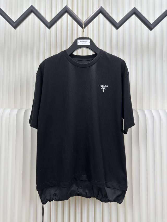 普拉达Prada 经典标识拼接圆领短袖 正品开版-实体柜台-顶奢品质 秒杀市面一切版本 采用16支单纱精疏棉，1*1索罗纳罗纹，聚酯纤维尼龙梭织布，胶桨印花，定