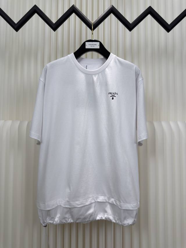 普拉达Prada 经典标识拼接圆领短袖 正品开版-实体柜台-顶奢品质 秒杀市面一切版本 采用16支单纱精疏棉，1*1索罗纳罗纹，聚酯纤维尼龙梭织布，胶桨印花，定