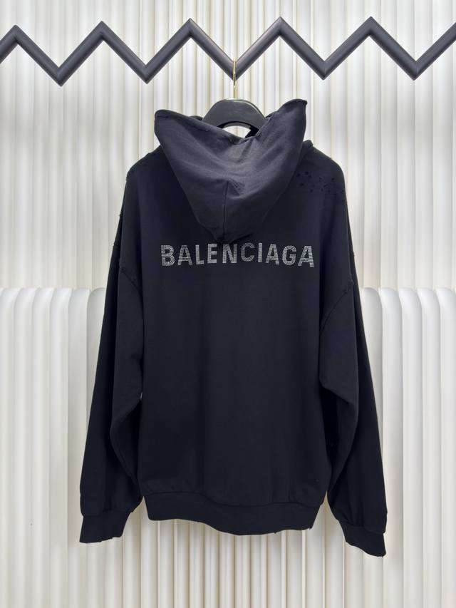巴黎世家Balenciaga烫钻破洞连帽卫衣 正品开版-实体柜台-顶奢品质 秒杀市面一切版本 定制双股线水洗大卫衣料，饰以Balenciaga烫钻标识点缀，由不