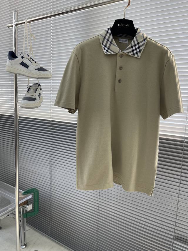 Bbr 25Ss新款Polo 衫，这款Polo选用棉质珠地网眼布面料打造，衣领处融入针织 Burberry格纹设计，贝壳纽扣刻有Bbr英文字母，呈现修身版型，款