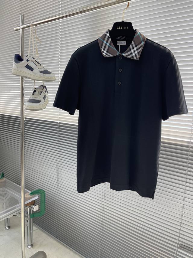 Bbr 25Ss新款Polo 衫，这款Polo选用棉质珠地网眼布面料打造，衣领处融入针织 Burberry格纹设计，贝壳纽扣刻有Bbr英文字母，呈现修身版型，款