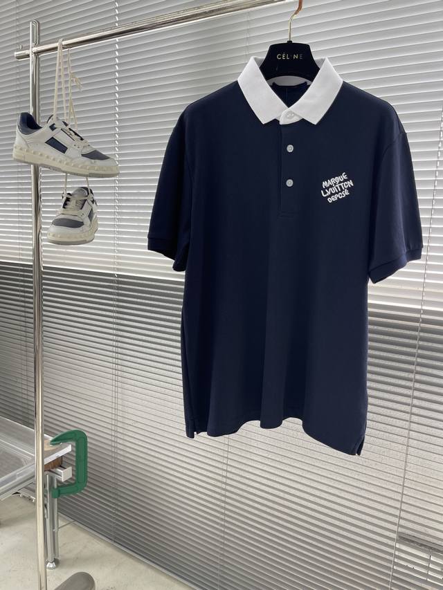 驴家 2025春夏新款刺绣字母针织Polo 专柜*这款Polo衫不仅适合日常穿着，也非常适合商务场合，真的是一件多穿的好物。无论是从面料、设计还是颜色选择上，都
