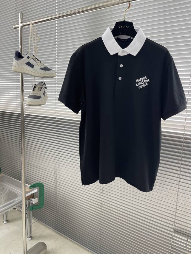 驴家 2025春夏新款刺绣字母针织Polo 专柜*这款Polo衫不仅适合日常穿着，也非常适合商务场合，真的是一件多穿的好物。无论是从面料、设计还是颜色选择上，都