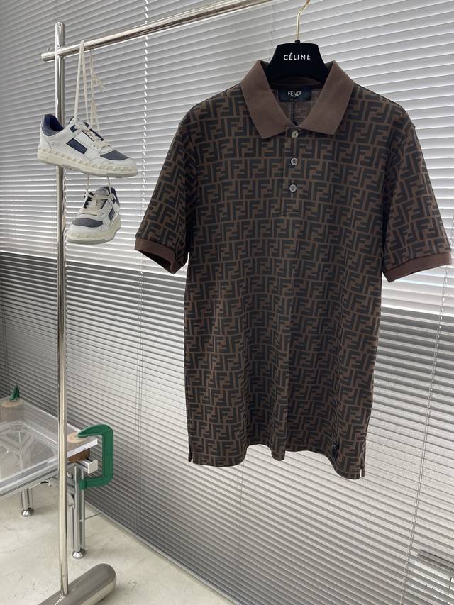 Fd 2025春夏新款满印Logo提花字母Polo 无论是衣服的正反面，还是立体的表袋，都没有影响条纹的走向，完全的对称条纹彰显了轻奢的态度和美感，将高街潮流沁