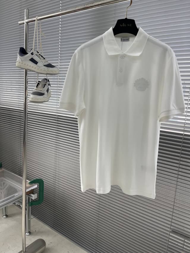 Bbr 经典元素翻领Polo 这款Polo选用棉质珠地网眼布面料打造，于意大利工坊精制而成。饰有经典马术骑士徽标 Ekd 刺绣，呈现修身版型。 来自Bur 经典