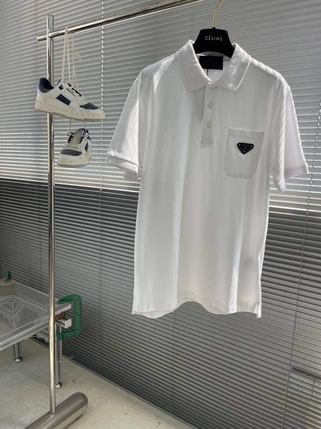 Prad 25Ss新款经典三角标口袋Polo衫， 原版1:1开发，采用珠地棉面料精心打造，以全新运动风格呈现经典设计，款式新颖时尚。 码数：M L Xl Xxl
