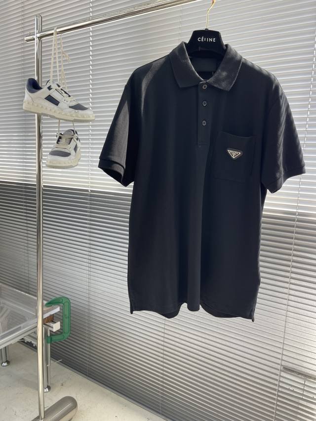 Prad 25Ss新款经典三角标口袋Polo衫， 原版1:1开发，采用珠地棉面料精心打造，以全新运动风格呈现经典设计，款式新颖时尚。 码数：M L Xl Xxl