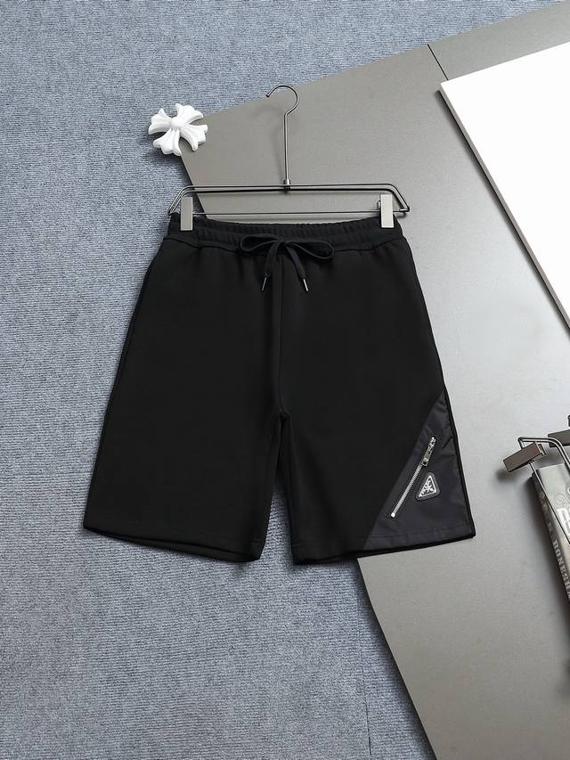 高端货 普拉达 Prada 2025春夏新款松紧带休闲短裤，专柜定制面料 透气舒适度高，细节无可挑剔，品牌元素设计理念，体现高品质。手感细腻柔软！呈现休闲裁剪，
