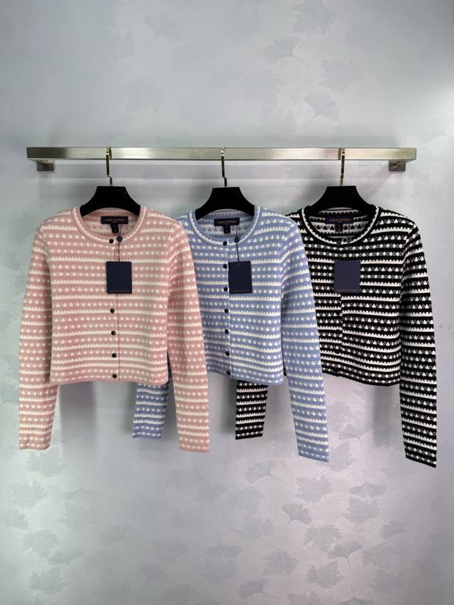 Lou* 沙滩度假系列，25春夏新品 几何波浪纹圆领针织小开衫，经典黑白配色低调奢华，短款修身版型超级显身材，气质名媛少女减龄单品。有弹力，上身很显气质又洋气！