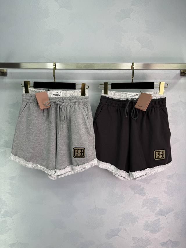 Miu*25春夏新款金丝刺绣短裤，灰色黑色两色可选 精选优质毛圈面料，超有质感！自带安全裤，夏天穿很舒服不闷热。松紧腰设计，遮肉显瘦效果好，特别适合梨形身材。2