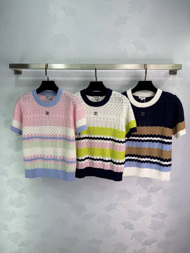 Chane*新款针织短袖，三色可选，拼色设计，镂空编织工艺，搭配小香扣，超美的。3色3码Sml 。T226B