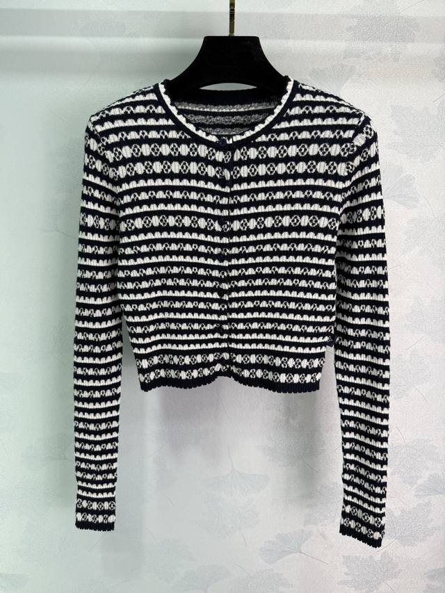 Lou* 沙滩度假系列，25春夏新品 几何波浪纹圆领针织小开衫，经典黑白配色低调奢华，短款修身版型超级显身材，气质名媛少女减龄单品。有弹力，上身很显气质又洋气！