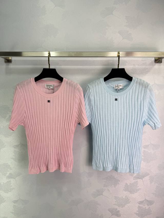 Chane*25夏季新款亲肤高级品质100%绢丝，圆领立体+弹力针法双C章仔修身版型短袖 粉红 绿色 蓝色 米白4色 尺码Sml 。T226B
