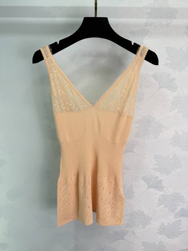 Chlo*镂空针织背心，超美的蕾丝拼接设计～ 进口纱线机织，18针工艺打造高级感。V领设计显瘦，镂空花纹精致优雅。面料舒适有弹力，搭配西装或休闲装都很好看～1色