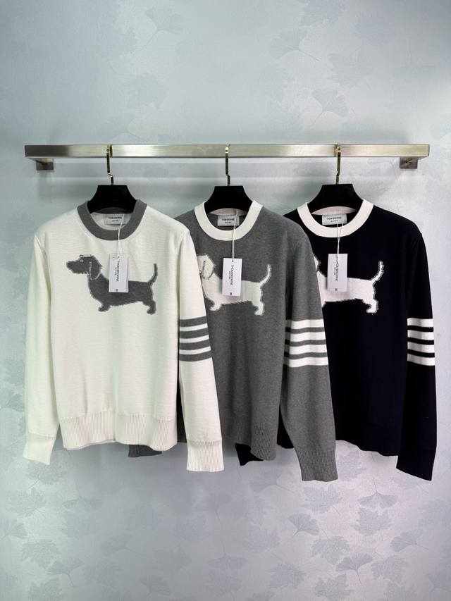 Thom Brown* 2025早秋最新系列！小狗针织长袖！定制羊毛针织材质 舒适柔软 质感十足 大身小狗图案装饰 可爱减龄 袖口经典四杆条纹展现品牌最拿手的学