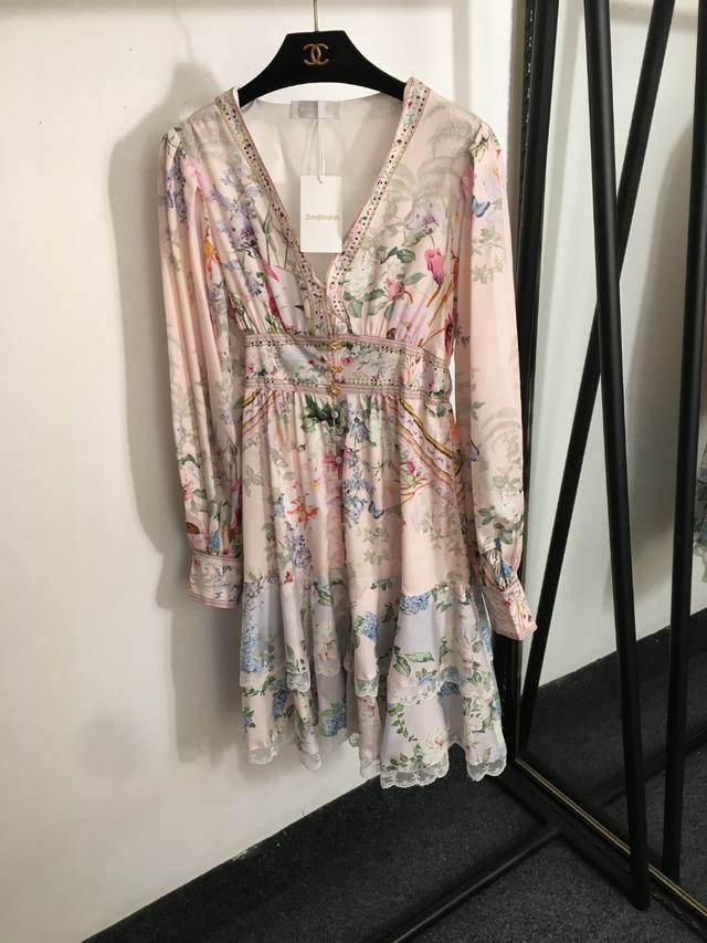 款号20253416 Zimmermann新款 彩色花朵蝴蝶印花 蕾丝荷叶摆V领收腰长袖连衣裙 短裙，粉色，S-Xl， M码；肩宽36，胸围74弹力，腰围60弹