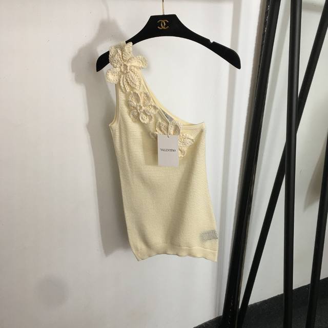 款号20253404 Valentin*新款 立体花朵勾花 斜肩针织吊带背心，米白色，橘黄色， 均码；胸围62，长66