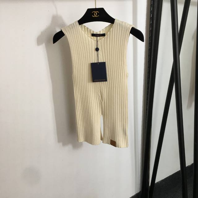款号20253395 Lv*新款 后背镂空开叉针织背心，米白色， 均码；胸围56，衣长57