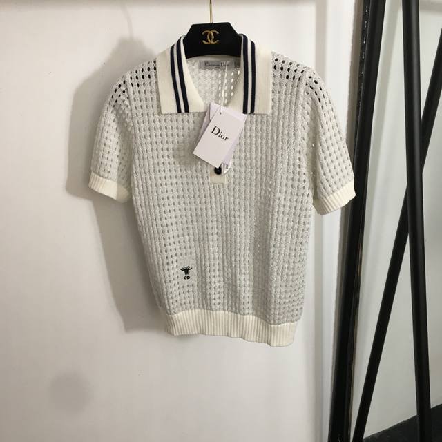 款号20253389 Dio*新款 Cd小蜜蜂刺绣 Polo领镂空短袖针织衫上衣，白色，36 38 40， 38码；胸围84，袖长22，长54
