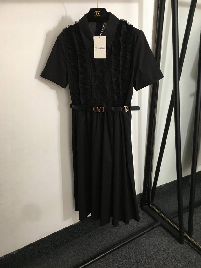 款号20253426 Valentin*新款 蕾丝荷叶边气质翻领短袖连衣裙，配腰带，黑色，Sml， L码；肩宽39，胸围94，腰围80，袖长22，长114