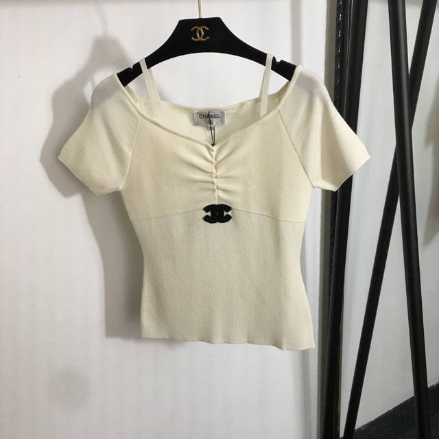 款号20253383 Chane*新款 小香Logo刺绣修身短袖吊带针织衫上衣，米白色，黑色，36 38 40， 38码；胸围72，袖长18，衣长52