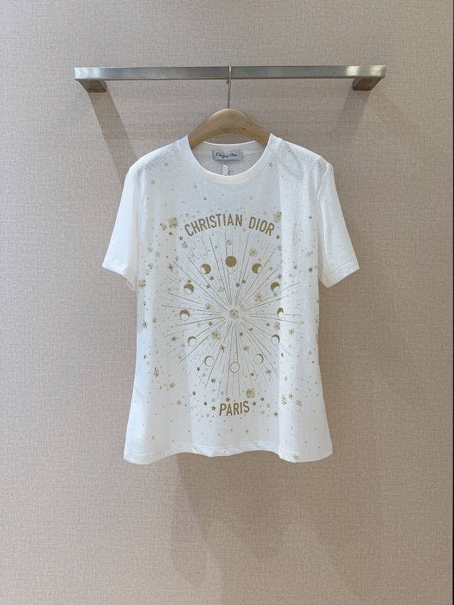 Dior *新款强烈推荐 这款T 恤以优雅Dior*美学为灵感、对休闲主义进行了精致演绎演绎、彰显高订风范和优雅风格。 采用白色棉质和亚麻混纺平纹针织面料精心制