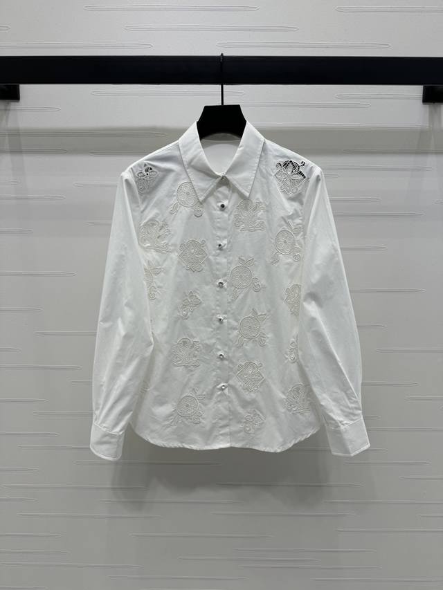 上新原单高端品质Louis Vui*Ton 2025春夏最新系列！绣花长袖衬衫！定制斜纹全棉材质 质感舒适 吸湿透气 长袖衬衫裁剪 通体绣花镂空四叶草和字母徽标