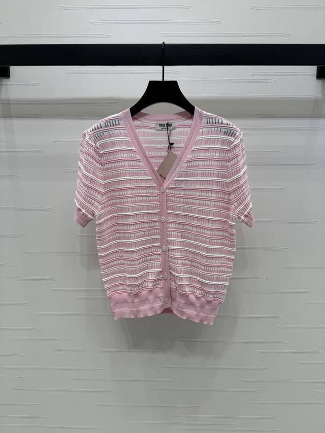 上新原单高端品质 Miumi*2025春夏最新系列！镂空针织短袖开衫！定制天丝纱线织造 质感冰爽透气 V领针织短袖开衫剪裁 通体条纹撞色 利用镂空钩针肌理交织