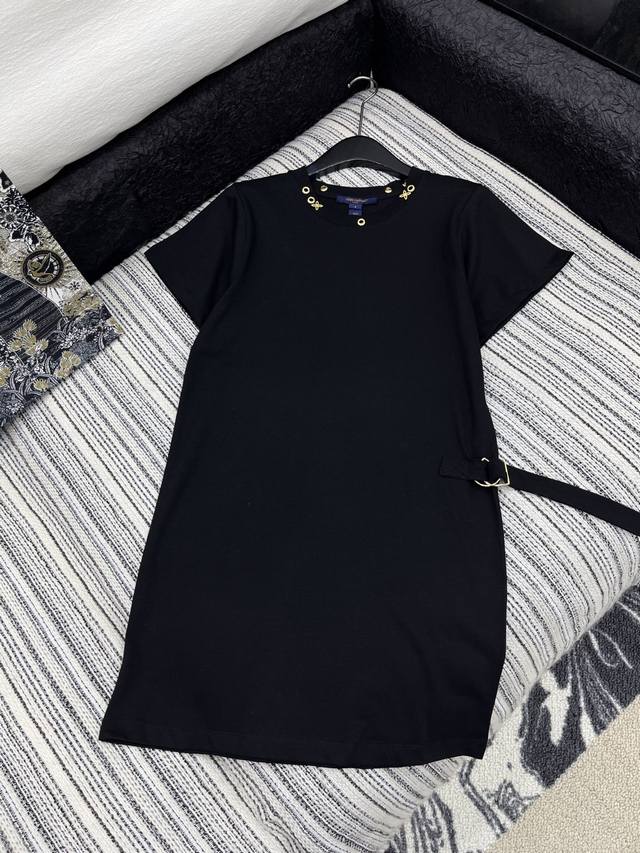 爆款现货 原单品质 Lv*｜2025新品圆领卡扣收腰连衣裙 定制Yb全棉材质 透气舒适 质感十足 常规短袖T恤裁剪 凸显品牌格调 采用克重纯棉制成 呈现显瘦视觉