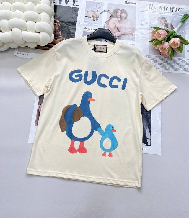 Gucci 插画师系列卡通字母巨型企鹅印花短袖T恤 玩味经典，释放个性 以Gucci标志性的双G字母为灵感，融入可爱童趣图案，将经典与潮流完美结合。 水彩印花可