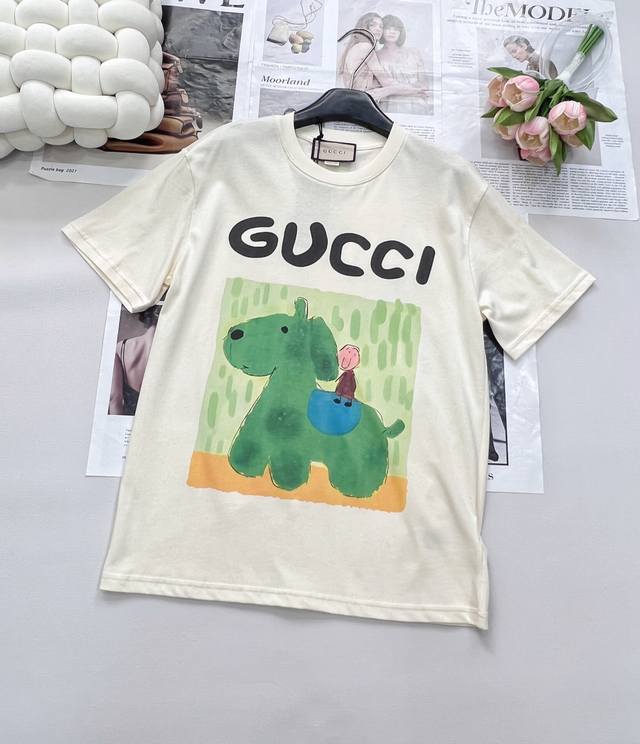 Gucci 插画师系列卡通字母巨型狗狗和老人印花短袖T恤 玩味经典，释放个性 以Gucci标志性的双G字母为灵感，融入可爱童趣图案，将经典与潮流完美结合。 水彩