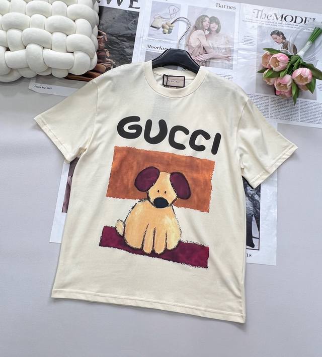 Gucci 插画师系列卡通字母小狗印花短袖T恤 玩味经典，释放个性 以Gucci标志性的双G字母为灵感，融入可爱童趣图案，将经典与潮流完美结合。 水彩印花可爱又