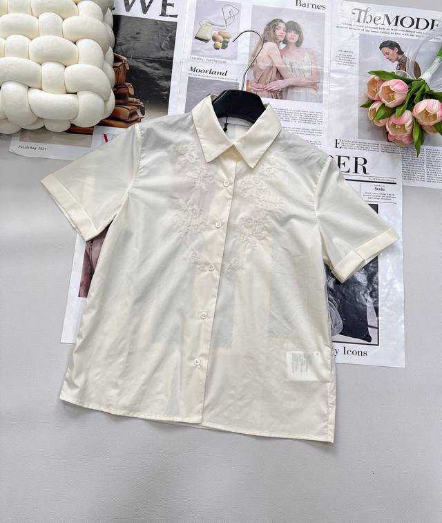 Miumiu25Ss春夏新款翻领刺绣短款短袖衬衫丨高版出品！颜色百搭高级 定制版型包容性好 尽显高级随意感 视觉盛宴 四季必入的百搭单品 制面料，休闲范儿十足