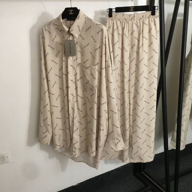 款号20253364 Balenciag*新款家居风休闲套装，满身Logo字母印花长袖衬衣+松紧腰阔腿长裤，杏色，Sml， M码；胸围146，袖长54，衣长85