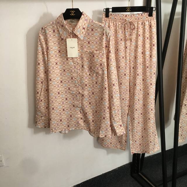 款号20253361 Celin*新款休闲套装，满身Logo圈圈印花长袖衬衣+松紧腰阔腿长裤，粉色，Sml， M码；肩宽42，胸围112，袖长59，衣长67；腰