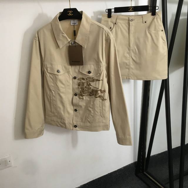 款号20253348 Burberr*新款套装，战马骑士印花翻领长袖外套+包臀收腰短半裙，卡其色，Sml， M码；肩宽46，胸围104，袖长60，长61；腰围7