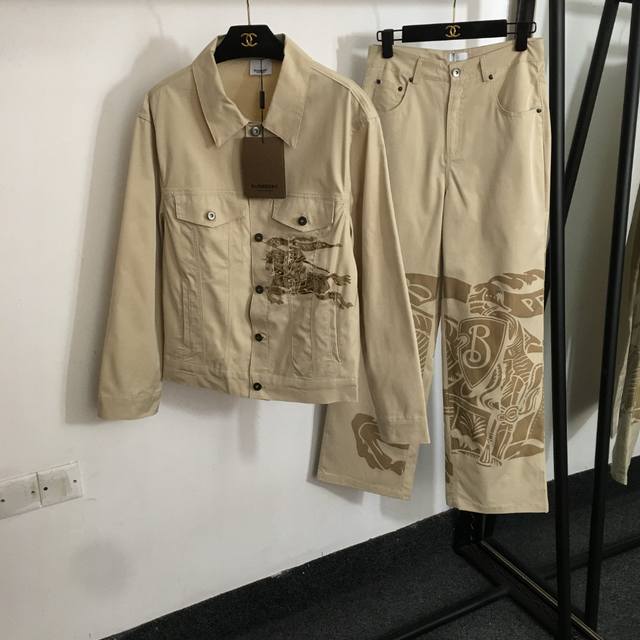 款号20253347 Burberr*新款套装，战马骑士印花长袖外套+高腰直筒长裤，卡其色，Sml， M码；肩宽46，胸围104，袖长60，长61；腰围70，长