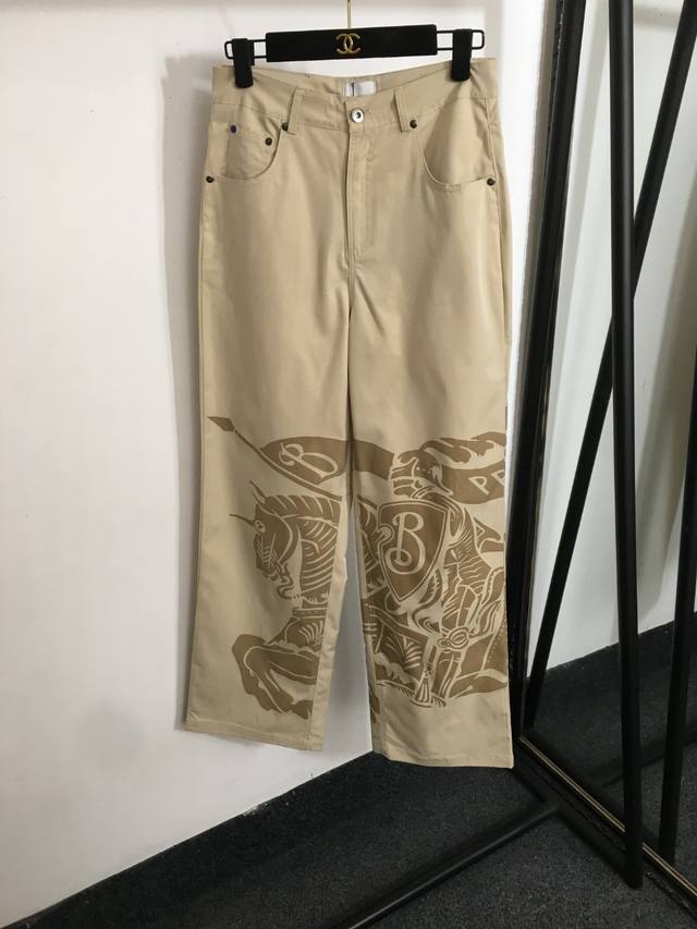 款号20253351 Burberr*新款 战马骑士印花高腰直筒长裤，卡其色，Sml， M码；腰围70，长108