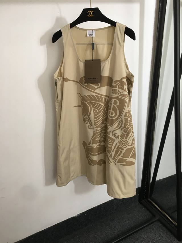款号20253346 Burberr*新款 战马骑士印花方领无袖背心连衣裙，卡其色，Sml， M码；胸围98，总长89