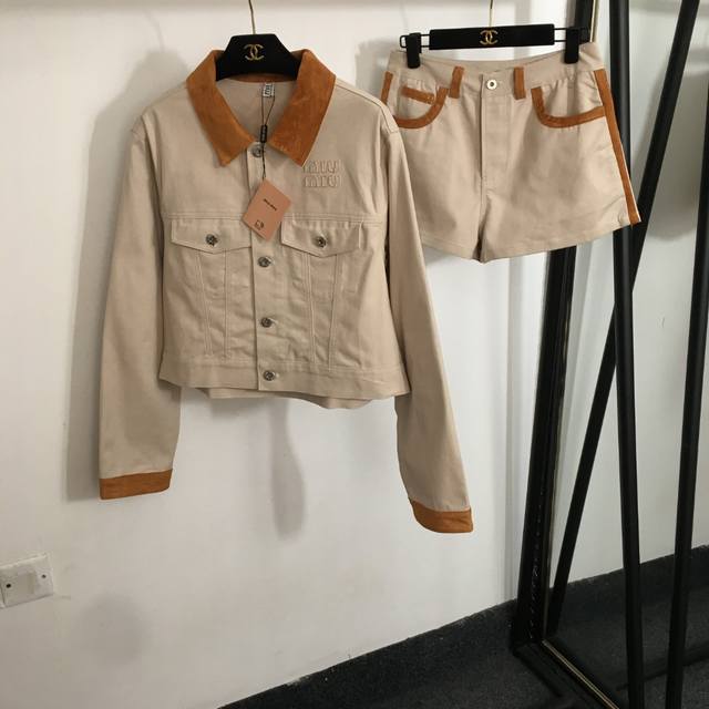 款号20253345 Miumi*新款套装 胸前Logo刺绣贴布鹿皮绒包边翻领长袖外套+短裤，卡其色，Sml， M码；肩宽44，胸围108，袖长62，长49；腰