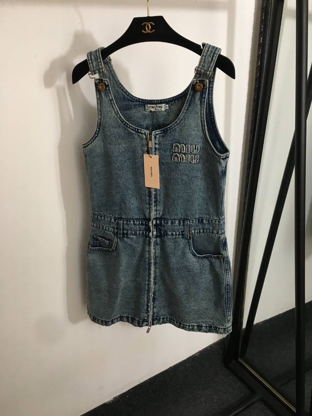款号20253356 Miumi*新款 Logo字母拉链牛仔背心吊带连衣裙，浅蓝色，Sml， S码；胸围86，长72