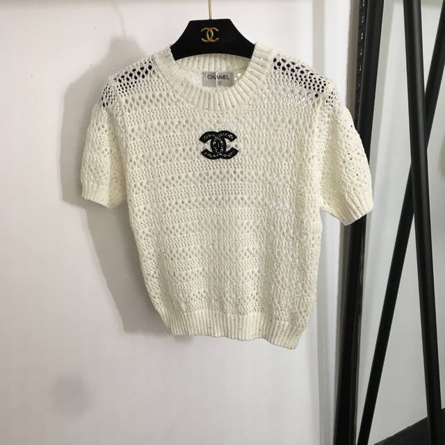 款号20253370 Chane*新款 小香Logo刺绣亮片镶嵌透视镂空短袖针织衫，米白色，紫色，粉色， 均码；胸围86，袖长21，衣长50