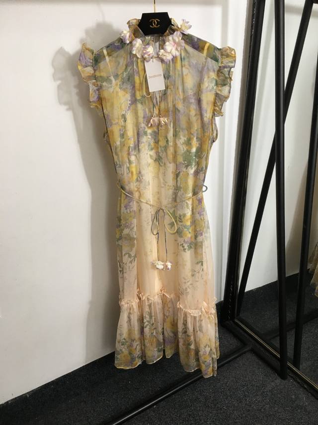 款号 2626 Zimmermann新款 立体花朵木耳领系绳收腰背心连衣裙，配吊带里衬，黄色，S-Xl， M码；打底胸围86，长80；胸围144，总长120